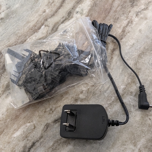 Wahl Lithium Ion Trimmer in Black and Silver W/ Travel Pouch Plug & Blades - Picture 3 of 3